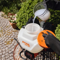 Opryskiwacz akumulatorowy stihl SGA 60 w ogrodzie z chemią.1jpg.png