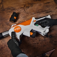 STIHL HTA 30 pracuje na dwóch akumulatorach AS 2 zwiększając czas pracy oraz moc urządzenia.jpg