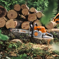 malepszy stosunek mocy do masy w swojej klasie pilarki spalinowej stihl MS 300.jpg