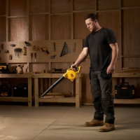 DEWALT DCV100-XJ urządzenie przeznaczone do szybkiego usuwania kurzu, trocin oraz innych zanieczyszczeń.jpg