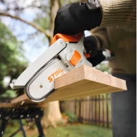 Ergonomiczny uchwyt – gwarantuje pewny chwyt i komfortowe prowadzenie urządzenia GTA 20 STIHL.jpg