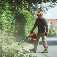 Duża wydajność powietrza przepływ powietrza na poziomie 768 mh umożliwia sprawne oczyszczanie różnych powierzchni ECHO PB-2520.jpg