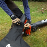 ECHO ES-255ES umożliwia szybkie i pewne zamocowanie rury do obudowy urządzenia, zapewniając stabilne połączenie podczas pracy.jpg