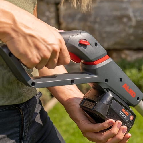 alko tl 1820 w zestawie z akumulatorem b50 2,5 ah i ladowarka c50 4,0 a uwygodny ogumowany uchwyt w glebogryzarkach akumulatorowych alko