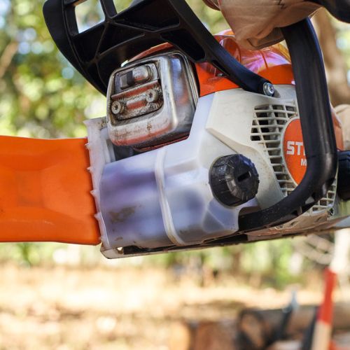 uzupelniony zbiornik na olej do smarowania lanucha w pilarkach lancuchowych stihl