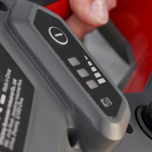 alko csm 1815  w zestawie z akumulatorem b50 2,5ah i ladowarka c50 3,0a wskaznik led poziomu naladowania akumulatora w pilarkach akumulatorowych alko