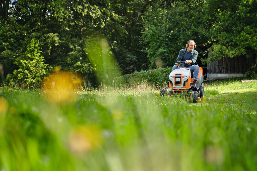 traktor ogrodowy stihl rt 5097 z system zbierania trawy